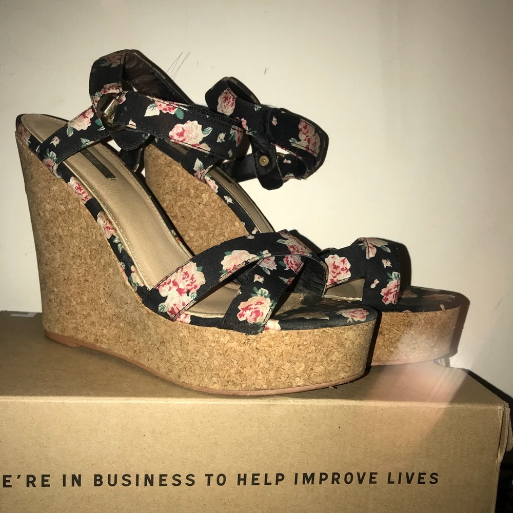 Floral wedges 7.5